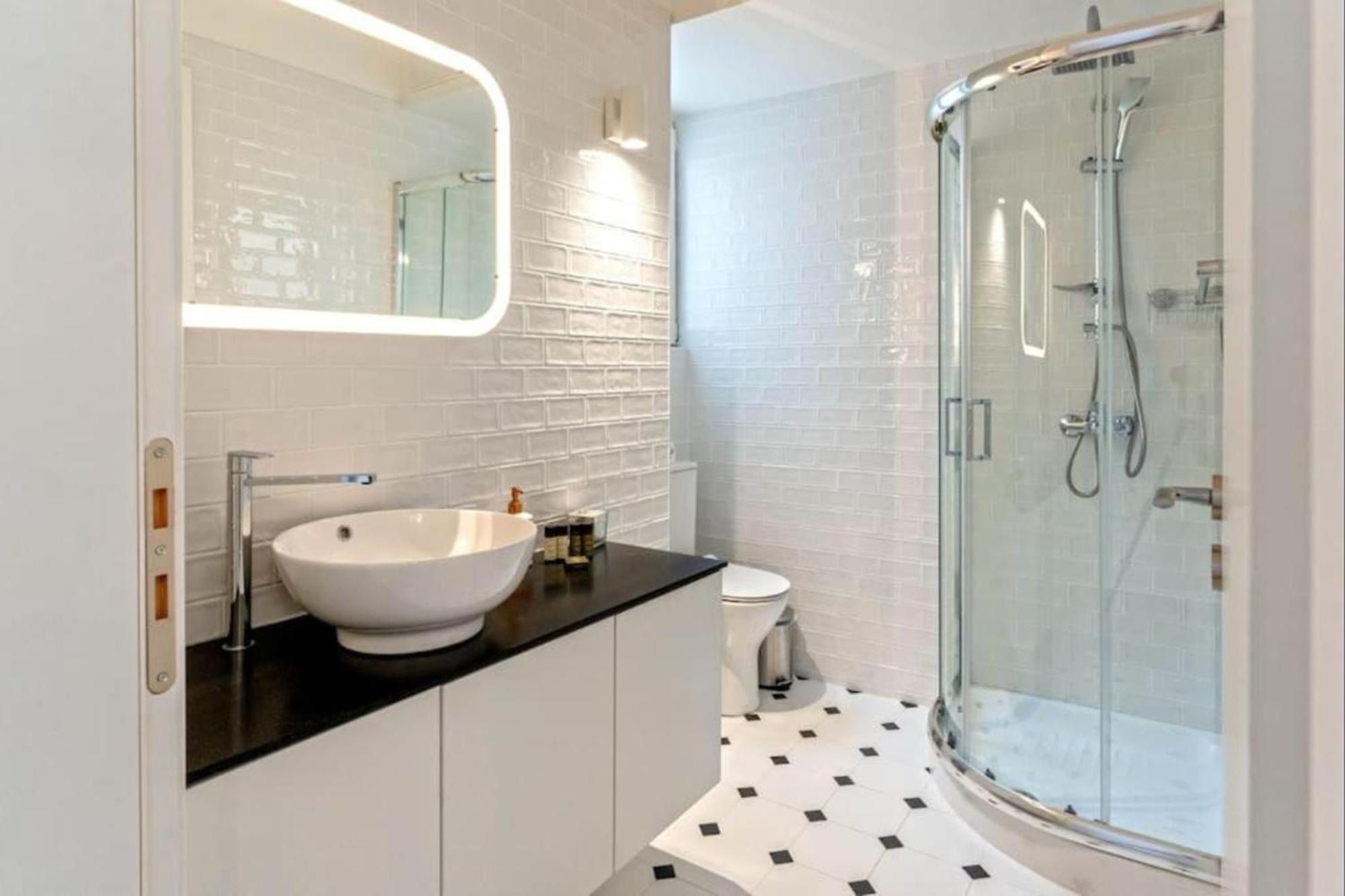 Phaedrus Living Modern Flat Gkyzi