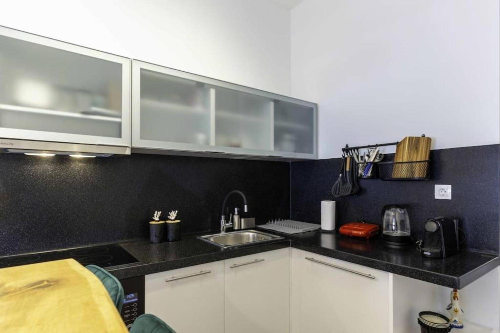 Phaedrus Living Modern Flat Gkyzi Apartment